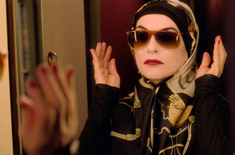 Designer-Hijab, Luxusbrille, das Makeup sitzt: Patience Portefeux (Isabelle Huppert) gibt eine perfekte maghrebinische Drogenpatin ab.

