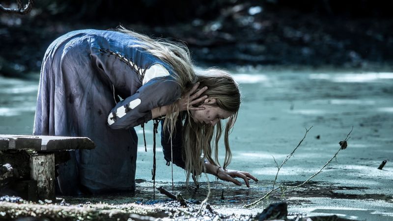 Die Hebamme Christine (Lilith Stangenberg) ahnt nicht, in welche Gefahr sie sich selbst bringen wird. 