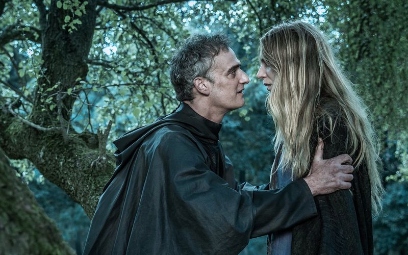 Um ihr Dorf zu retten, geht Christine (Lilith Stangenberg) einen Pakt mit dem Teufel (Anatole Taubman) ein.