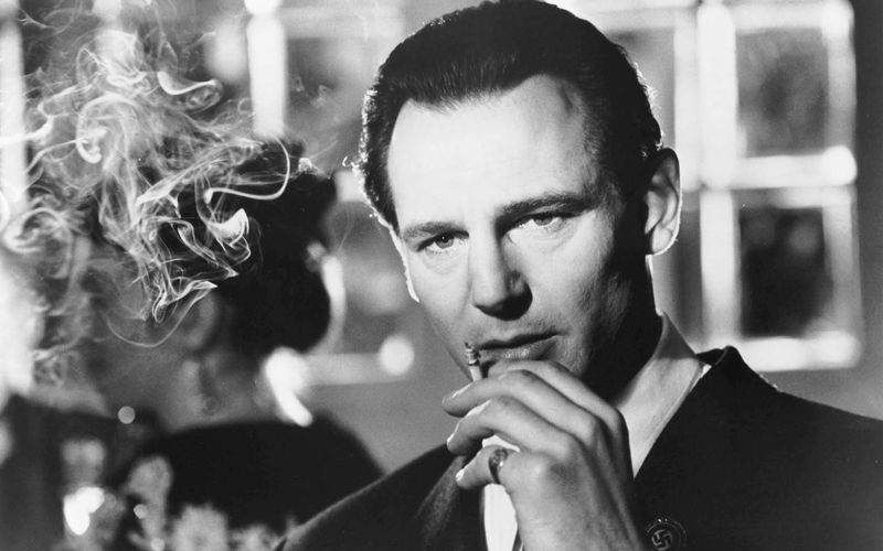Im Rahmen einer Kino-Aktion können Schülerinnen und Schüler das Spielberg-Meisterwerk "Schindlers Liste" (hier: Liam Neeson als Oskar Schindler) aktuell kostenlos sehen.