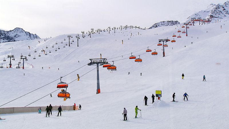Was nach natürlichem Schnee - wie hier in Sölden - aussieht, ist oft teuer erkauft. Kunstschnee wurde jetzt in "technischer Schnee" umgetauscht.