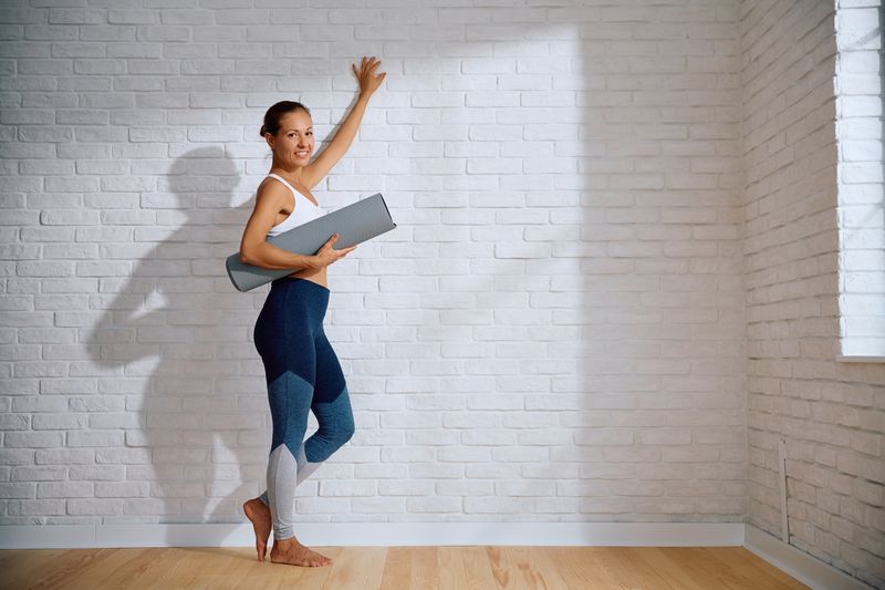 Wenn Sie eine Wand in Ihre Pilates-Übungen miteinbeziehen, bringen Sie mehr Abwechslung und Effektivität in Ihre Workouts - ganz ohne Aufwand oder Zubehör! Eine Wand, die als Widerstand, Stütze oder Führungshilfe dient, findet sich schließlich überall. Ob im Büro, im Hotel oder Zuhause - Wand-Pilates kann immer und überall durchgeführt werden und glänzt daher mit seiner Flexibilität.