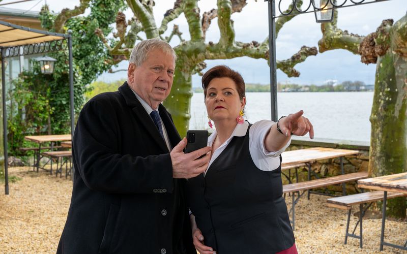 Da ist der Ausgang! Nein, die Zeugin Wilma Schmitz (Katja Hufgard) zeigt dem scheidenden Oberstaatsanwalt Bernd Reuther (Rainer Hunold) nur die Stelle, an der das spätere Mordopfer Sofia Nikova und die verdächtige Eva Lemke in Streit geraten waren.