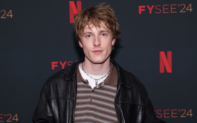 Für seine Hauptrolle im Netflix-Erfolg "Dark" wurde Louis Hofmann 2018 mit der Goldenen Kamera als bester Nachwuchsschauspieler ausgezeichnet. Auch sonst lässt sich seine Vita sehen: Nach Kinohauptrollen in "Deutschstunde" (2019) und "Der Passfälscher" (2022) bewegte er in der Serie "Alles Licht, das wir nicht sehen" als kriegsmüder Wehrmachtssoldat. Zuletzt hatte der 28-Jährige eine Nebenrolle in der hochgelobten Netflix-Serie "Ripley". 