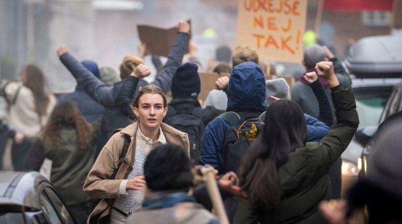 Im Mittelpunkt der siebenteiligen Miniserie "Families Like Ours" vom dänischen Filmemacher Thomas Vinterberg ("Das Fest", "Der Rausch") stehen Abiturientin Laura (Amaryllis August) und eine Reihe weiterer Figuren, die mit dem klimabedingten Untergang Dänemarks zurechtkommen müssen.