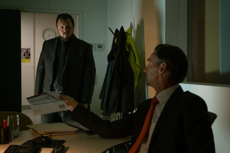 Detective Sergeant Max Drummond (John Bradley, links) staunt nicht schlecht, als sein Chef (Charles Mayer) ihn nach Australien schickt. Er soll bei den Ermittlungen zum Mord an der Britin Sophie, Tochter der Wirtschaftsministerin, helfen.