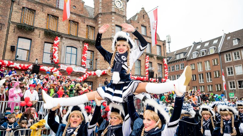 Die Artistik der Funkenmariechen hält das Publikum bei Laune.