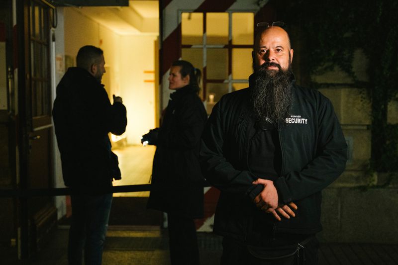 Jans wichtigste Aufgabe ist es, die Sicherheit der Gäste zu gewährleisten. Für ihn sind er und seine Kolleginnen und Kollegen der Prellbock, um die normalen Gäste zu schützen.