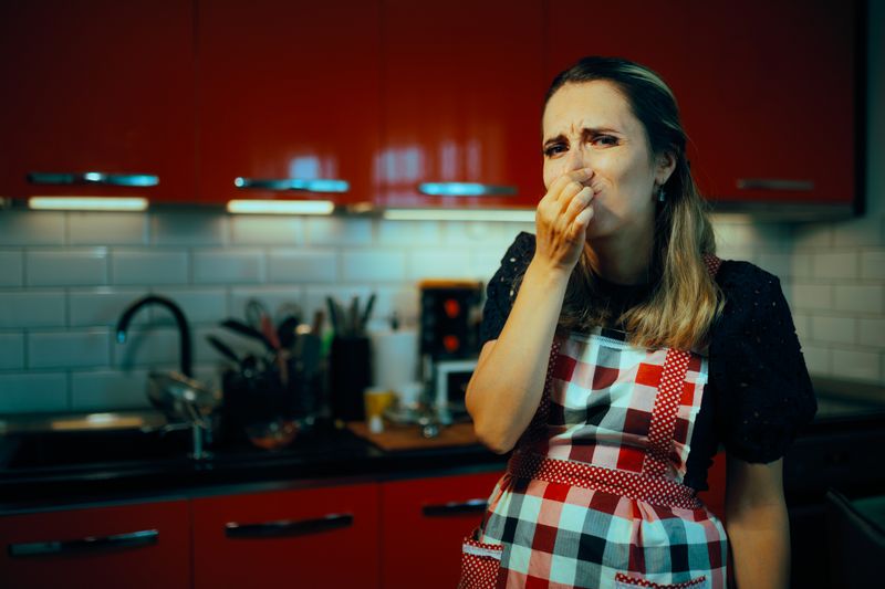 Manche Speisen riechen lange nicht so gut wie sie schmecken und hinterlassen einen regelrechten Gestank in der Wohnung - manchmal, wenn man nichts dagegen tut, tagelang. Besonders unangenehm ist etwa der Geruch von Kohl. Aber auch das Frittieren oder Anbraten von Speisen kann einen ziemlichen Mief hinterlassen. Glücklicherweise gibt es einfache Wege, wie Sie Kochgerüche wieder loswerden.
