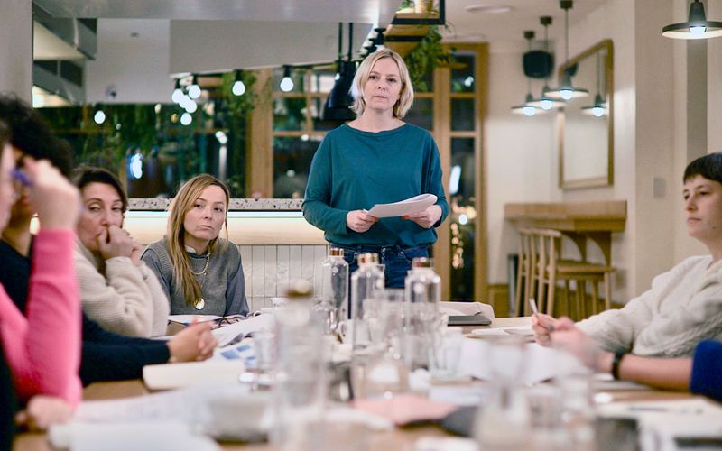 Die Szene aus der Doku "Ist Geld Männersache?" thematisiert den starken Einschnitt, den eine Babypause für die Karriere von Frauen bedeutet - und damit auch für ihre finanzielle Unabhängigkeit.