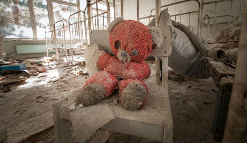 Tschernobyl liegt heute im Staatsgebiet der Ukraine, nahe der Stadt Pripjat. Als sich die Atomkatastrophe dort zutrug, gehörte der Ort noch zur Sowjetunion. Durch die Explosion eines Reaktors wurde 1986 eine riesige Menge an Radioaktivität freigesetzt, die unmittelbar nach dem Ereignis mindestens 30, langfristig aber Zehntausenden von Menschen das Leben kostete und in fast ganz Europa Auswirkungen hatte.