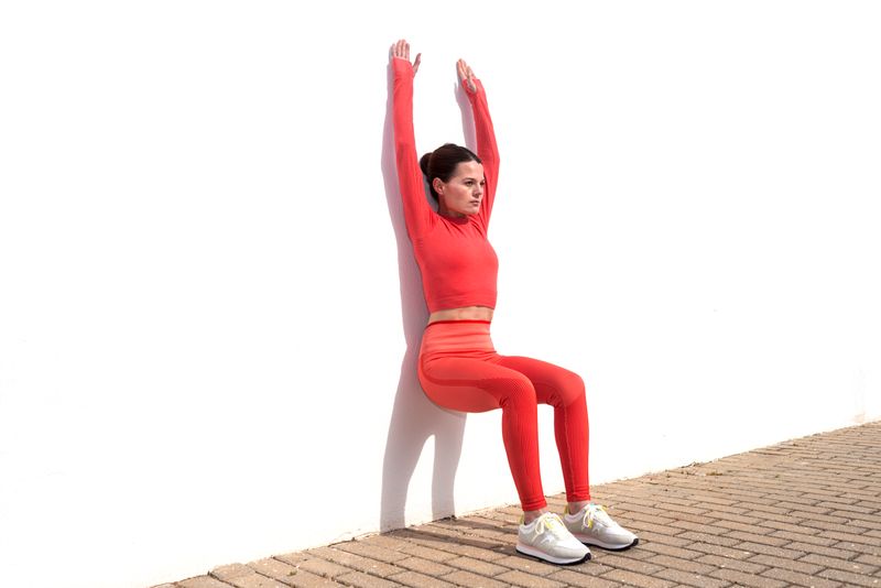 Die Flexibilität von Wand-Pilates ist also einer der größten Pluspunkte dieses Fitness-Trends. Ob Anfänger oder Fortgeschrittener, ob zu Hause oder unterwegs, ob nach Feierabend oder in der Mittagspause - Wand-Pilates geht immer und überall. Der Pilates-Trend ist aber nicht nur super-flexibel, sondern auch besonders effektiv. Die Integration einer Wand macht viele Übungen intensiver. 