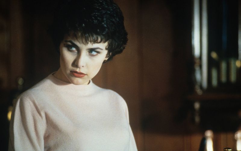 Sie gehört zu den Figuren in "Twin Peaks", denen man nicht so recht über den Weg trauen möchte: Audrey Horne. Die intrigante Tochter des Unternehmers und Hauptverdächtigen Benjamin Horne fühlt sich zu FBI-Agent Dale Cooper (Kyle MacLachlan) hingezogen und wird immer tiefer in dessen Ermittlungen hineingezogen.