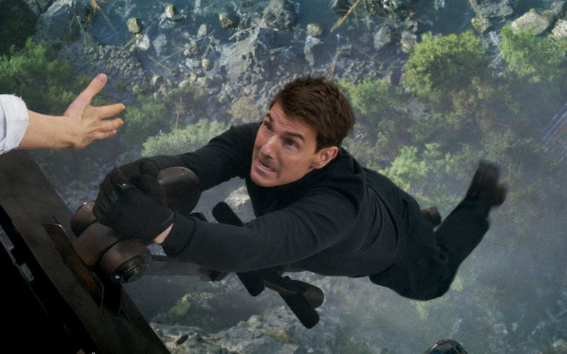 Prellungen, Knochenbrüche, Ohnmachtsanfälle - Tom Cruise zeigt bei seinen "Mission: Impossible"-Filmen immer vollen Körpereinsatz, dreht nahezu alle Stunts selbst. Auch bei "Dead Reckoning Teil Eins" (Bild) und dem Nachfolger "The Final Reckoning" ging der Ü60-Schauspieler aufs Ganze. Zur Ausstrahlung des erstgenannten Films am 12. April, 20.15 Uhr bei RTL zeigen wir die zehn spektakulärsten Stunts aus der fulminanten Action-Reihe.