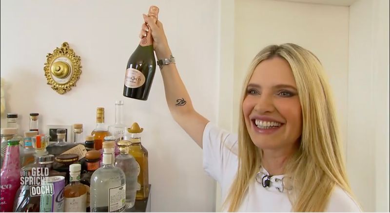 Hoch die Tassen! Mirja du Mont hat daheim eine kleine, aber feine Gin-Sammlung stehen. Und jede Menge Kunst in der Wohnung - als Altersvorsorge.