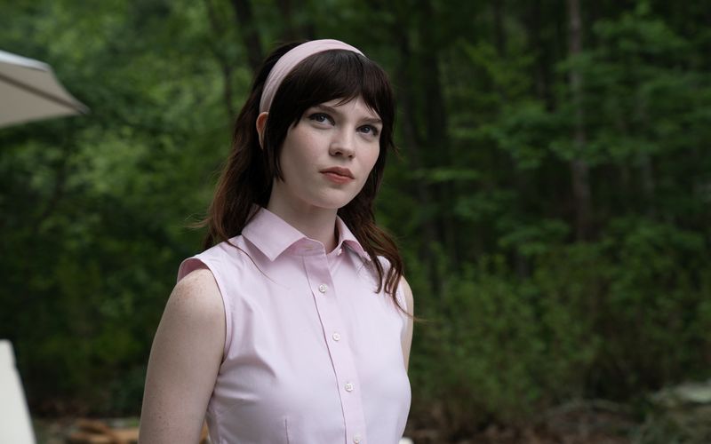 Sie sieht nicht danach aus und ahnt es anfangs selbst nicht: Iris (Sophie Thatcher) ist keine richtige Person, sondern ein Begleitroboter.