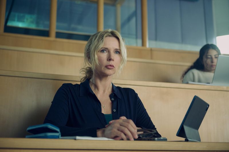 Birgit Reincke (Veronica Ferres) lauscht gebannt einer Vorlesung an der Universität Salzburg. 