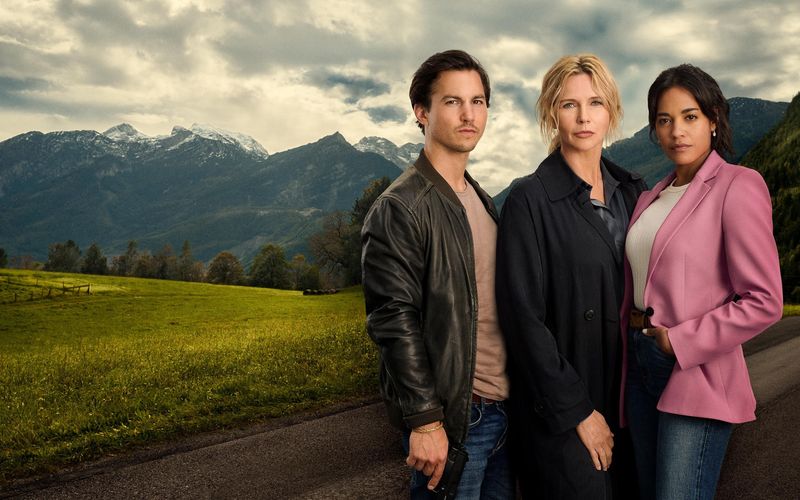 Im nun wiederholten ersten Film der RTL-Krimireihe "Alpentod - Ein Bergland-Krimi" ermitteln Jonas Becker (Tim Oliver Schultz), Birgit Reincke (Veronica Ferres, Mitte) und Marie Sonnleitner (Salka Weber) im Fall zweier vermisster Kinder und einer vermissten Heimleiterin. 