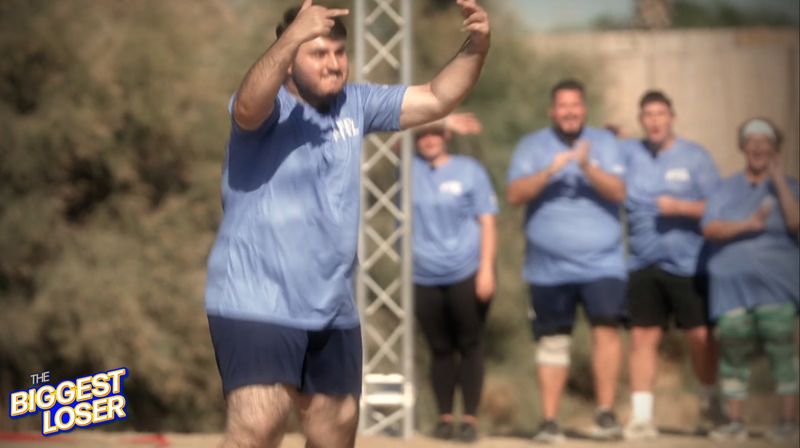 Der Stinkefinger-Skandal! Purja zeigt, Adrenalin-geladen, den gelben Werfern die Mittelfinger. "Respektloses Kind", schimpft Aleks.