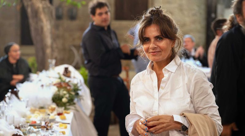 Gerne erinnert sich Naomi Krauss, hier im Kreta-Krimi "Tod in der Bucht" an ihre Kindheitsjahre in Israel, wo der Schabbat mit der ganzen Großfamilie gefeiert wurde.