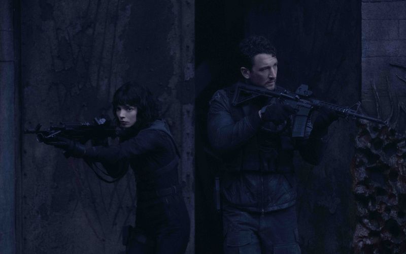 Levi (Miles Teller) und Drasa (Anya Taylor-Joy) können gut mit Waffen ungehen. In ihrer Freizeit erzählen sie sich Sniper-Rekorde. 