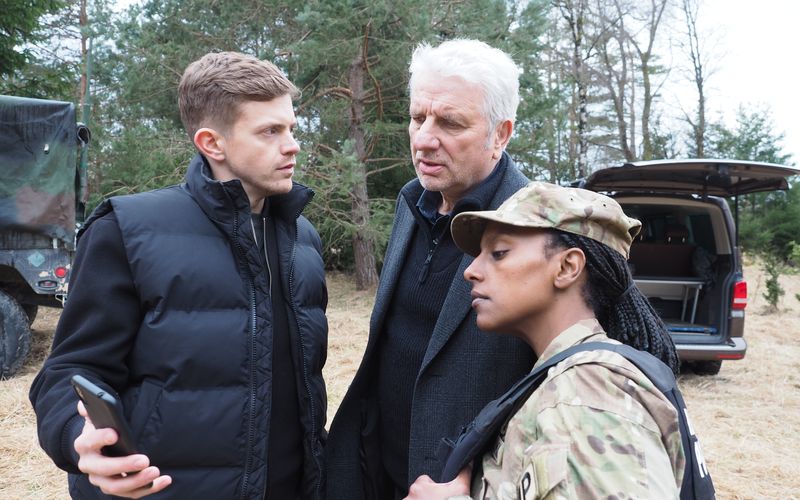 Im "Tatort: Charlie" ermittelten Kalli Hammermann (Ferdinand Hofer, links), Franz Leitmayr (Udo Wachtveitl) und Major Jennifer Miller (Yodit Tarikwa) im Fall zweier toter "Civilians on the Battlefield" (kurz: COBs).