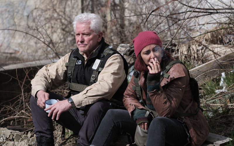 Hauptkommissar Ivo Batic (Miroslav Nemec) ermittelte im "Tatort: Charlie" undercover als "Civilian on the Battlefield". Dabei schloss er schnell eine Freundschaft mit Mila Topic (Dorka Gryllus). 