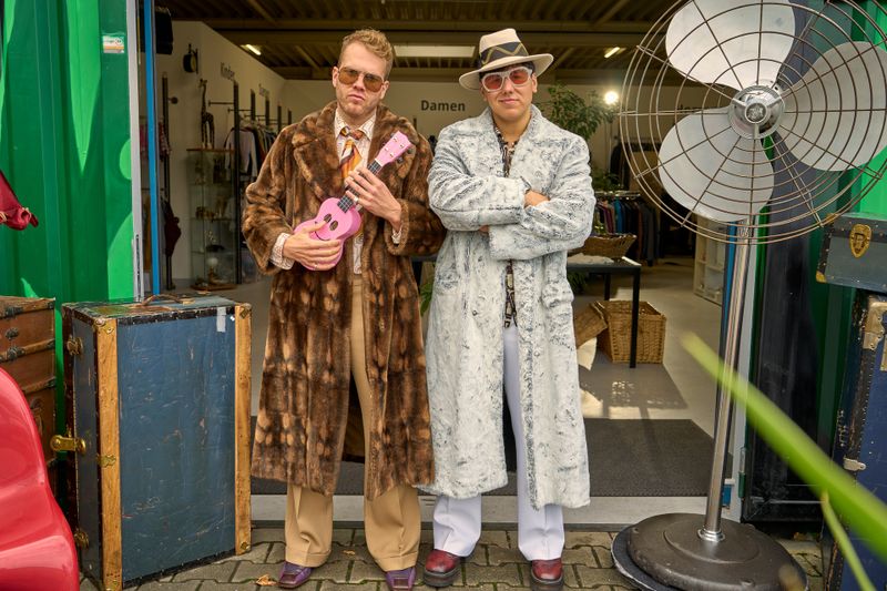 Vater und Sohn im schrillen Outfit: Julian (Ben Münchow, links) und Ernst (Diyar Ilhan) verkleiden sich gern.