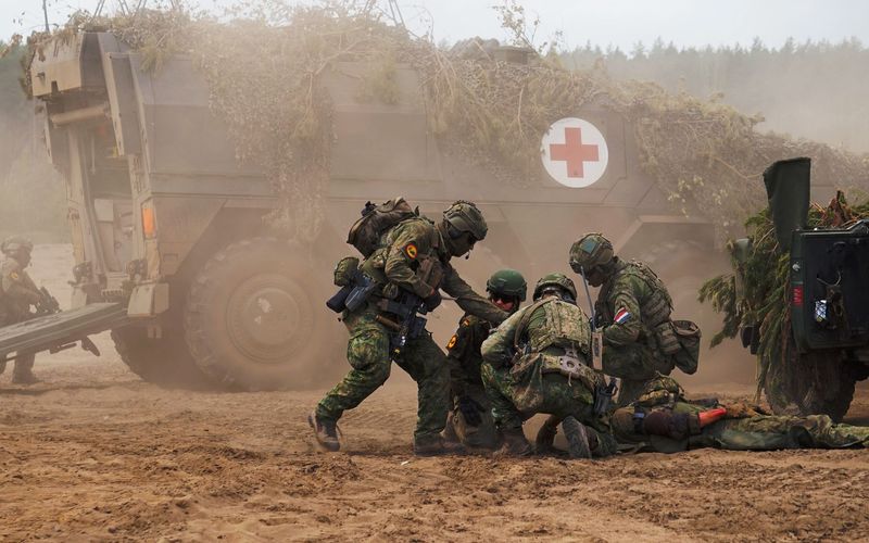 Bei einer NATO-Übung in Litauen bergen Sanitäter der Bundeswehr einen zum Schein Verletzten.