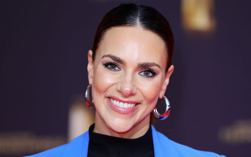 Raus aus dem Sportjacket, rein ins Abendkleid: Esther Sedlaczek (39) moderiert am Mittwoch, 22. Oktober, die Verleihung des Bayerischen Fernsehpreises (Pre-Show ab 17.00 Uhr, Preisverleihung ab 19.00 Uhr, im Livestream auf www.blauerpanther.com, die Aufzeichnung läuft ab 22.25 Uhr auf 3sat).