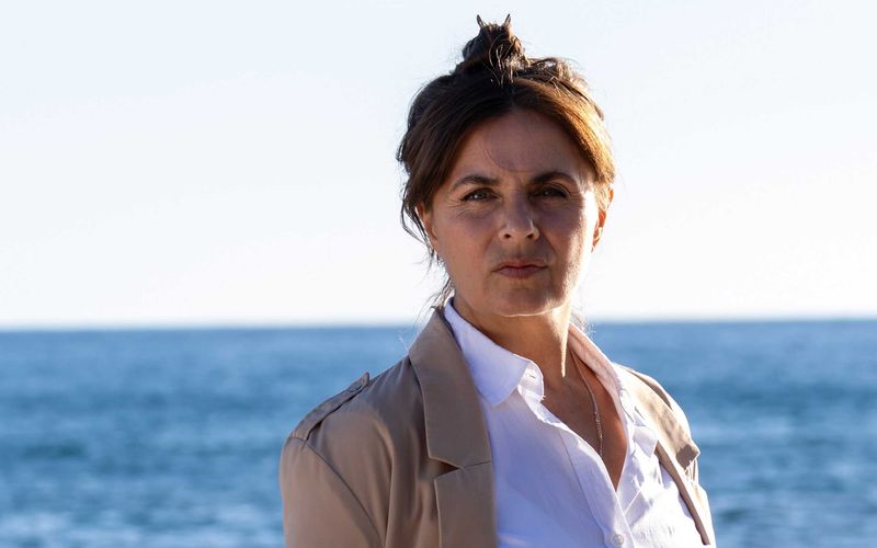 Schauspielerin Naomi Krauss ist fasziniert von ihrer neuen Rolle, der Kommissarin Eleni, die auf Kreta ermittelt. Sie mag ihre geheimnisvolle Art, die erahnen lässt, dass stille Wasser ziemlich tief sein können.