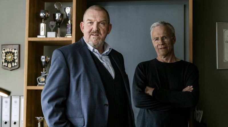 Freddy Schenk (Dietmar Bär, links) und Max Ballauf (Klaus J. Behrendt) haben es mit einem vertrackten Fall zu tun. Ihre Verdächtigen sagen offenbar öfter mal nicht die Wahrheit? Können Freddy und Max ihr Gäste auf dem Revier knacken?