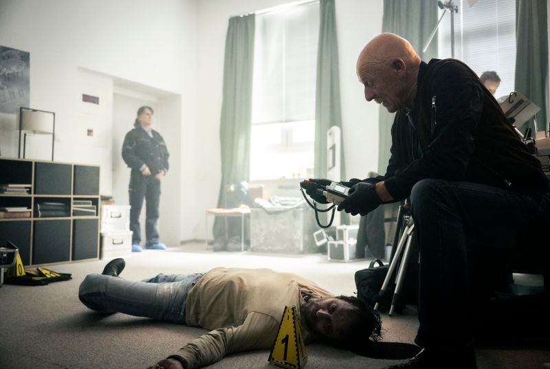 Szenefotograf Alex Schmitz (Sven Gerhardt) ist tot. Gerichtsmediziner Dr. Roth (Joe Bausch, rechts) untersucht die Leiche. 