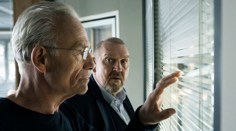 Max Ballauf (Klaus J. Behrendt) und Freddy Schenk (Dietmar Bärz, rechts) bekommen es im "Tatort: Colonius" mit der Technoszene des Jahres 1993 zu tun.