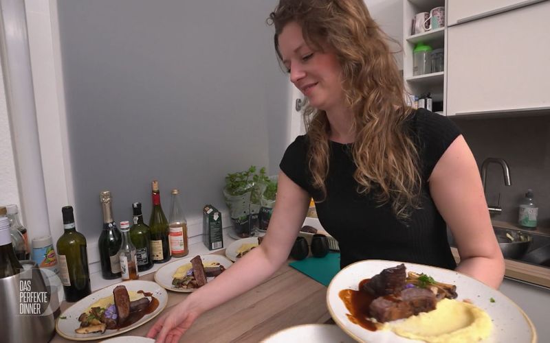 Als Restaurantleiterin kann Laura locker drei Hauptspeisenteller auf einmal servieren.
