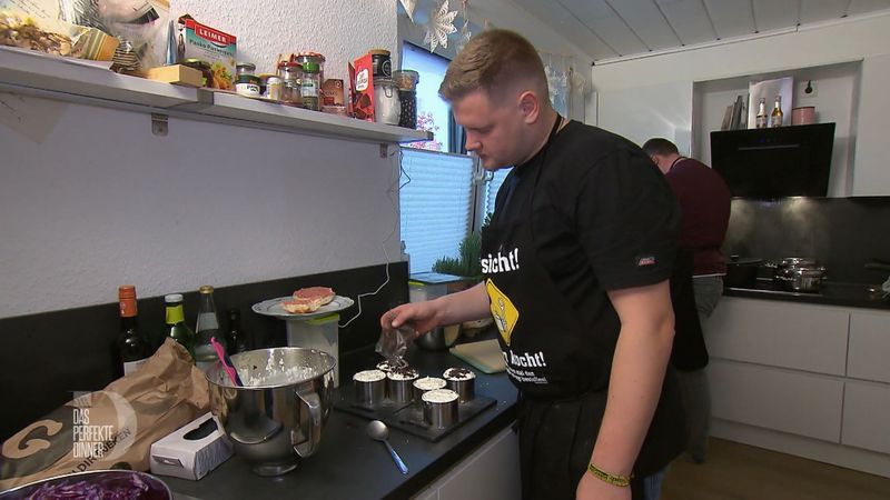 Mettbrötchen zum Frühstück: Bei der Vorbereitung des Desserts muss Marco aufpassen, dass da keine Mettkrümel reinfallen. 
