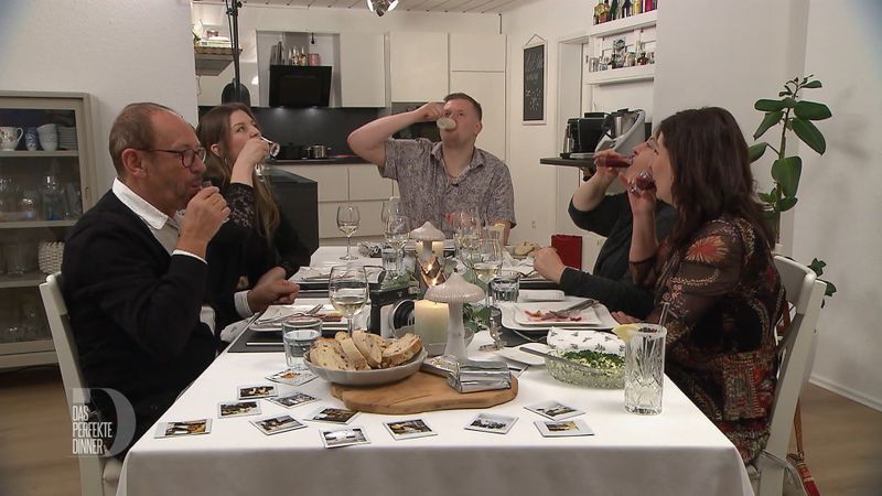 Nach der gelungenen Vorspeise gibt's noch mal Limes. Von links: Franjo, Laura, Marco, Pina und Minira.
