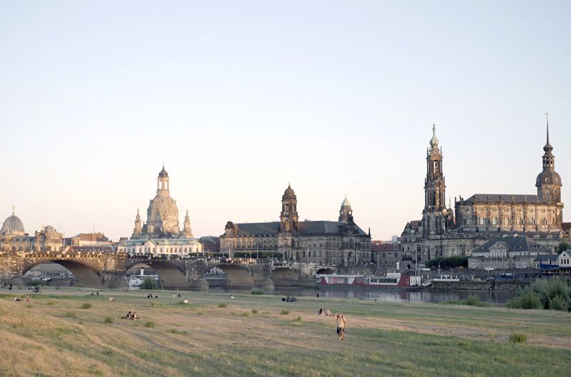 Der "Canaletto-Blick" auf Dresden: Der italienische Maler hielt die berühmte Silhouette mit Frauenkirche, Schloss und Hofkirche 1748 fest. Das Gemälde ist in der Gemäldegarie Alte Meister in der Sempergalerie des Zwingers zu sehen.  
