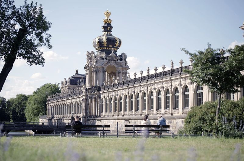 1712 wurde die Langgalerie des Dresdner Zwingers errichtet, 1714 das Kronentor. Offiziell eingeweiht wurde der Zwinger 1719 anlässlich der Hochzeit des sächsischen Kurprinzen Friedrich August mit der habsburgischen Kaisertochter Maria Josepha. 