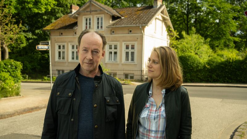 Jakob Stiller (Ulrich Noethen) und Kira Engelmann (Bettina Burchard) ermitteln im vierten "Wendland"-Krimi im Fall einer getöteten Historikerin.
