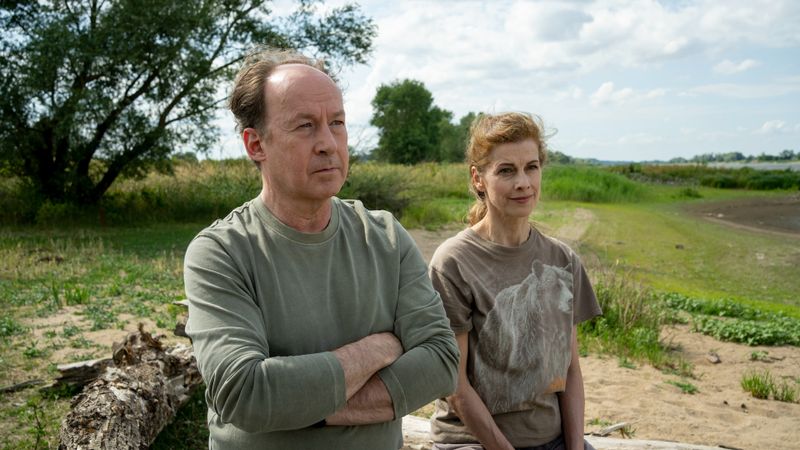 Hat Lenka Preen (Judith Rosmair) etwas mit dem Tod ihrer Zwillingsschwester zu tun? Jakob Stiller (Ulrich Noethen) forscht in seinem neuen Fall nach.
