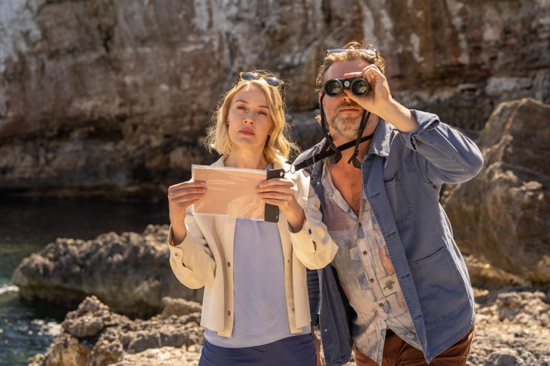 Zwei Ermittler auf Schatzsuche: Miranda (Elen Rhys) und Max (Julian Looman) suchen nach Hinweisen auf einer felsigen Insel.
