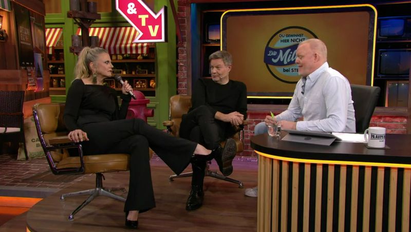 "Hier wurde gefüßelt!", stellte Stefan Raab (rechts) fest. Seine Gäste Barbara Schöneberger und Robert Habeck waren sich in der Tat kurz nahe gekommen.