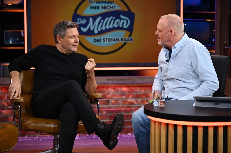 "Ich hab' den Job gerne gemacht und bin noch nicht fertig", sagte Wirtschaftsminister Robert Habeck (links) bei Stefan Raab.