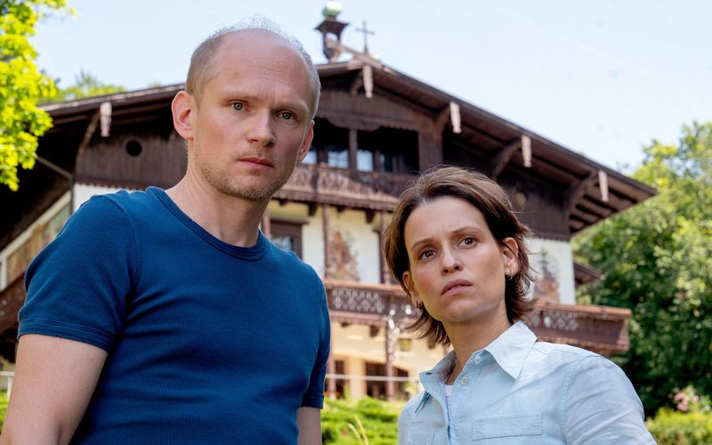 Das Ermittler-Duo Kawig-Schuster (Bernhard Conrad und Kristin Suckow) löst seinen zweiten Fall. Der Thüringen-Krimi um eine besondere Ermittlungsarbeit bietet ambitioniert gebaute Fälle, akribische Ermittlungsarbeit und richtig gutes Schauspiel.
