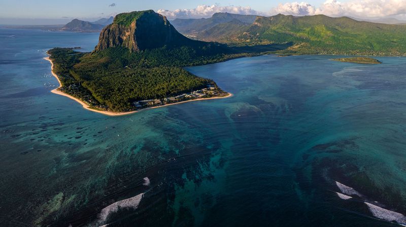 Der Berg Le Morne Brabant auf der gleichnamigen Halbinsel vor Mauritius ist das Wahrzeichen der Insel im Indischen Ozean, etwa 1.800 Kilometer östlich von Afrika. Naturschützer setzen sich dort für bedrohte Arten ein.
