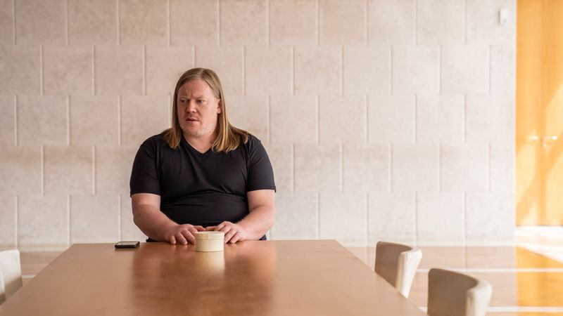 Christian Aristides (Christoph Franken) steht das Wasser bis zum Hals, weil Sophia sich weigert, die Software zu schreiben, die der kitwanesische Botschafter in Auftrag gegeben hat.