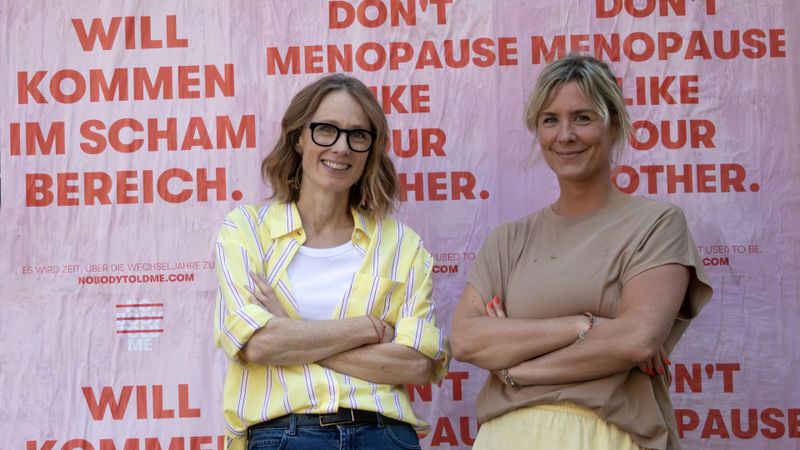 Susanne Liedtke (links) hat ein Onlineportal für Frauen in den Wechseljahren gegründet. Zusammen mit Line macht sie mit einer Plakataktion auf das Thema aufmerksam.