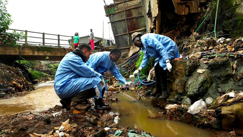Einsatz in der Gosse: Forschungsteams entnehmen Proben aus einem Abwasserkanal in Nairobi.