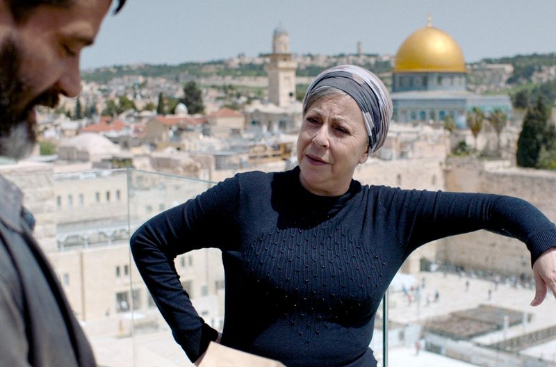 Meira (Sarit Vino Elad) ist Mitarbeiterin einer jüdischen Stiftung, die Grundstücke im arabisch dominierten Ost-Jerusalem kaufen, um dort den jüdischen Einfluss zu expandieren. Momi (Yehuda Levi) ist ihr Mittelsmann für die Immobiliendeals.